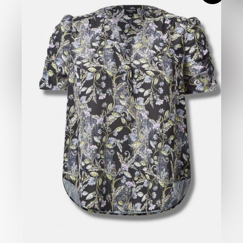 Torrid Harper Georgette Ruched
Short Sleeve Blouse Multi color
